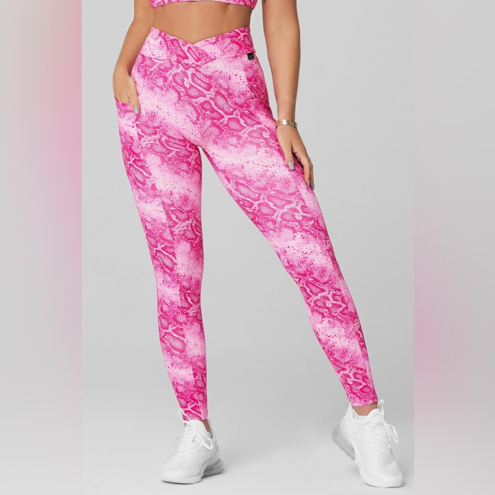 V-cut scrunch leggings with pockets